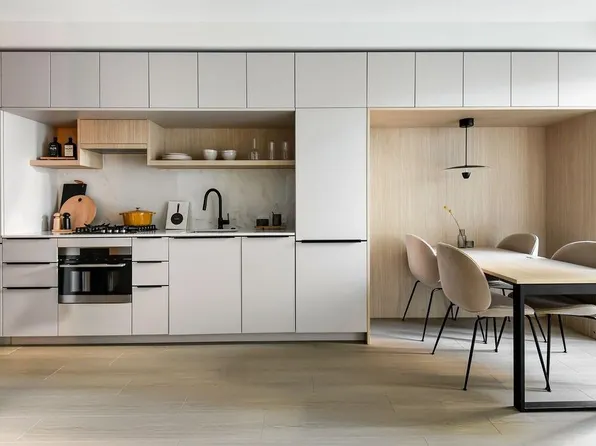 125 Albert St #222, Pt Moody, BC V3H 2M5