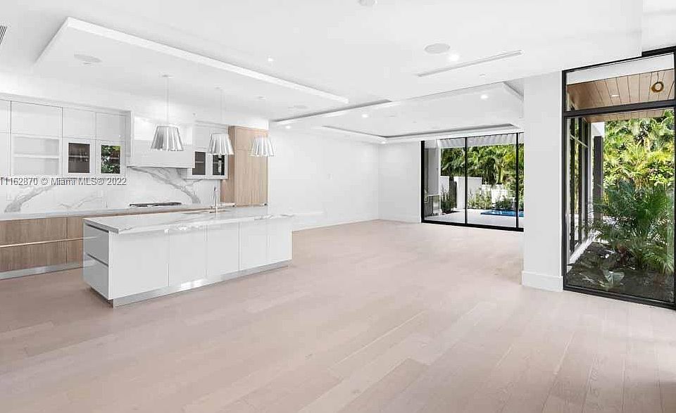 2nd image of 1015 Casuarina #B2