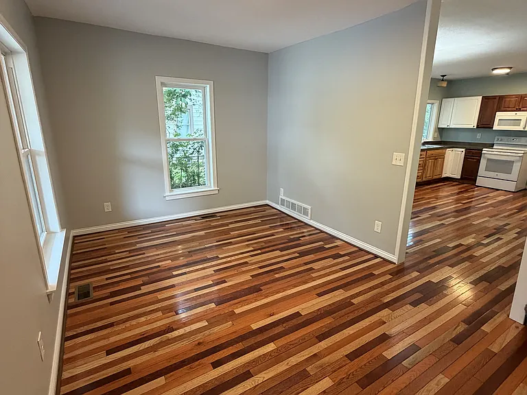1069 Ackley St — Photo 2