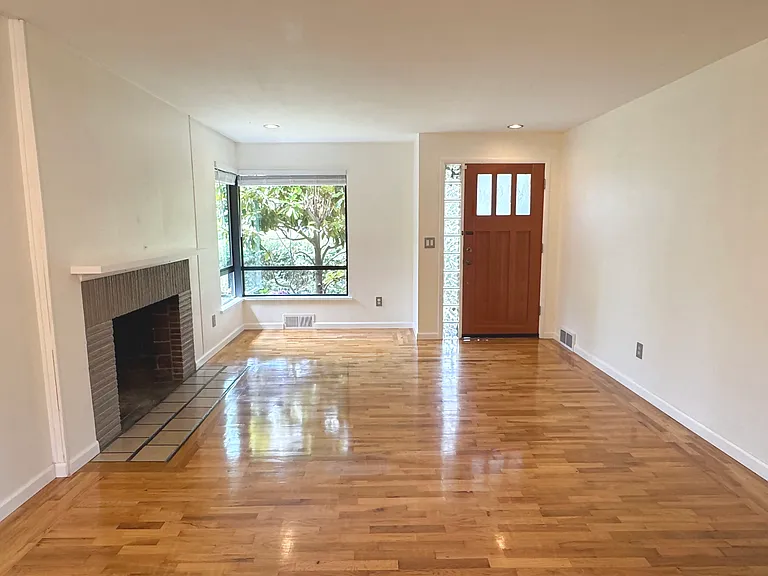 Main Living Room (Upstairs)