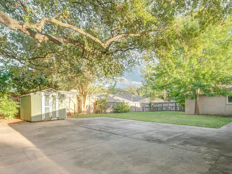 11007 Hillcroft Ave — Photo 26