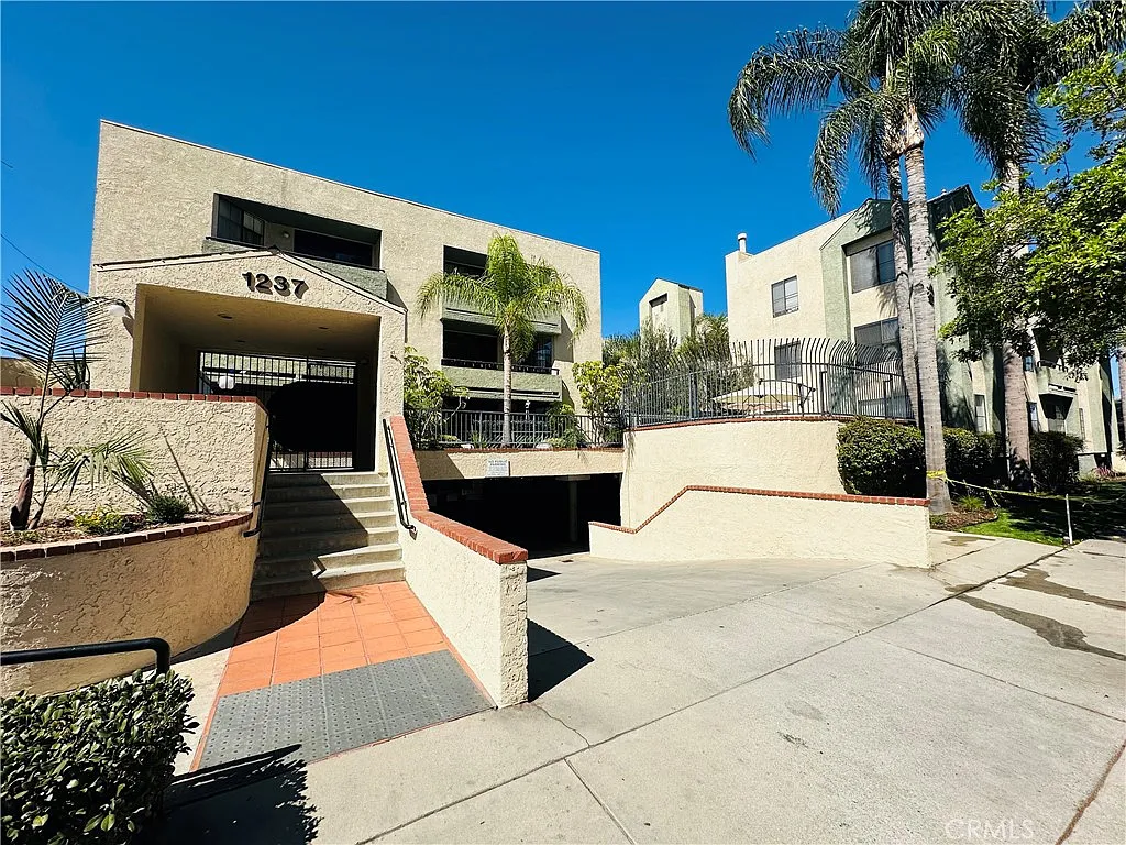 2 bed, 895 sqft, $2,600 — Photo 1