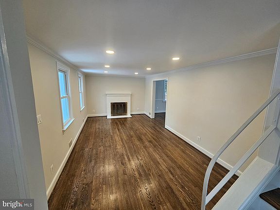2nd image of 900 N Lebanon St