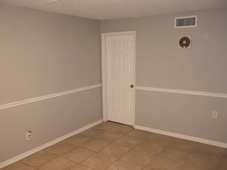 7609 Abbey Ln #B — Photo 2