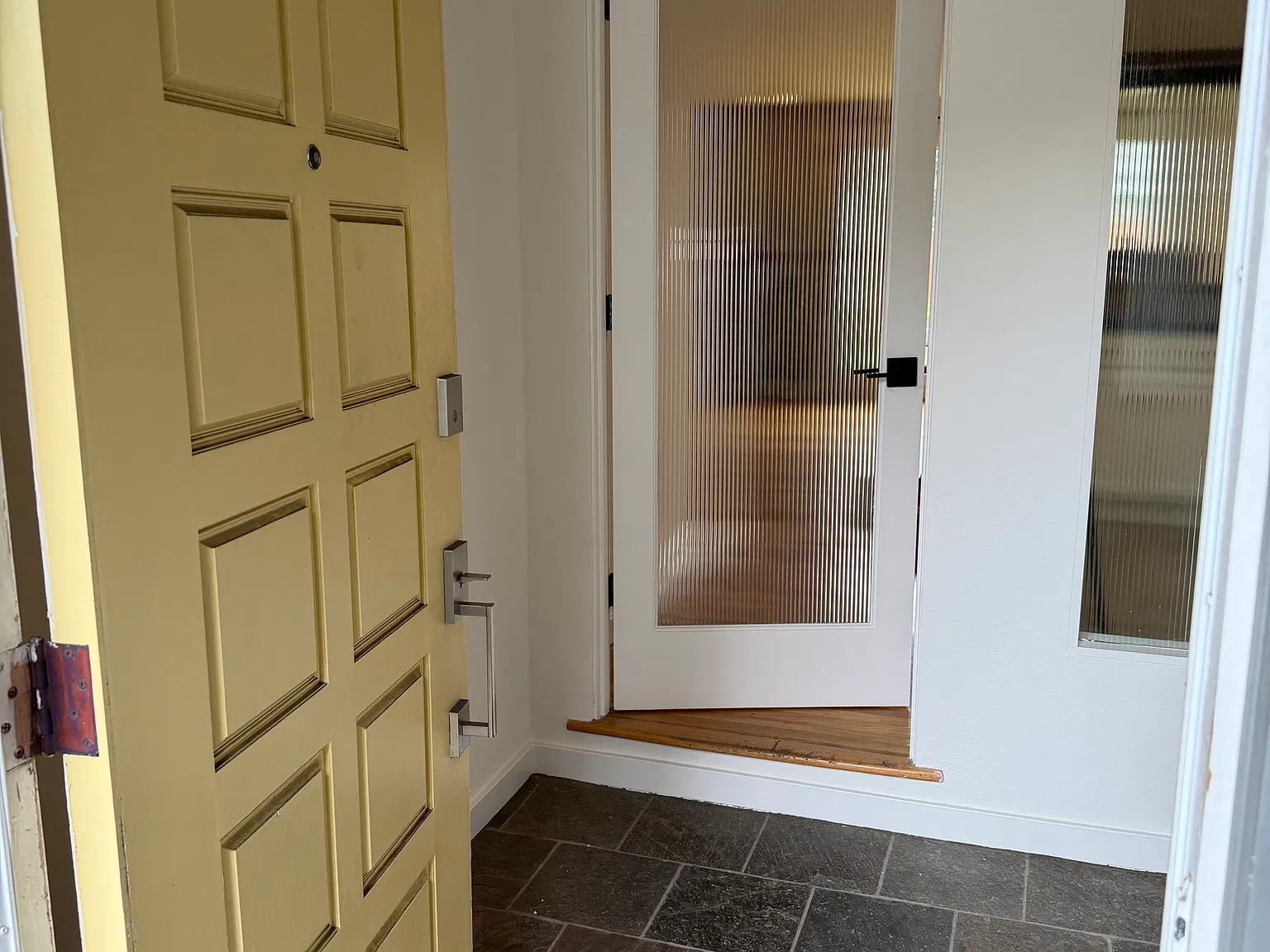 3 bed, 1270 sqft, $4,100 — Photo 1