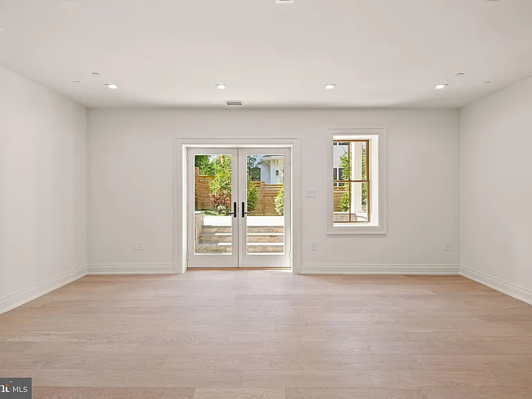 5022 Cathedral Ave NW — Photo 38