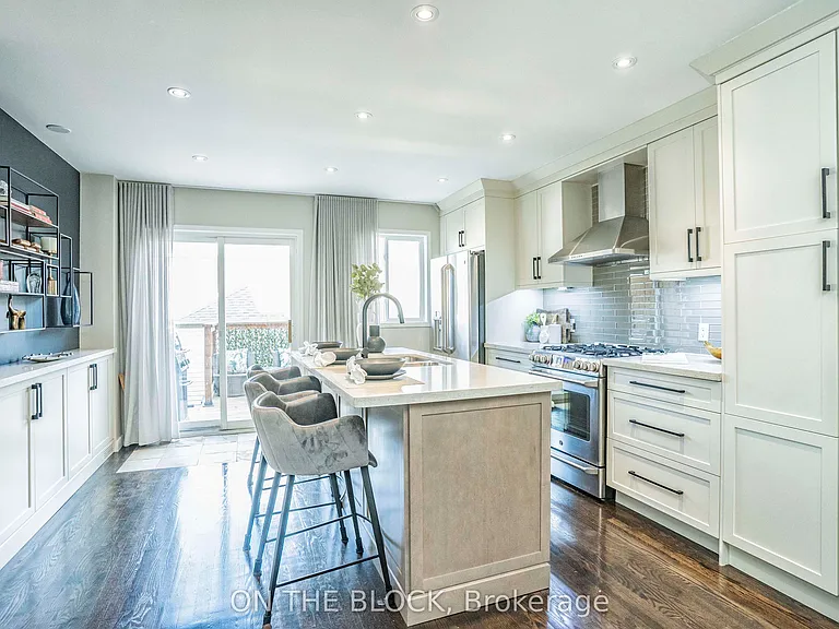 49 Leslie St — Photo 3