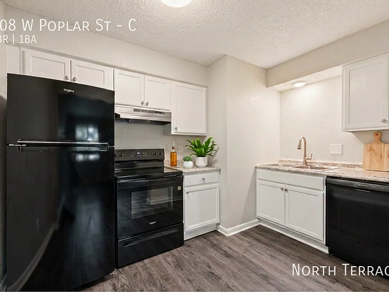 Poplar Place — Photo 14