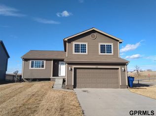 17102 Camden Cir, Omaha, NE 68116