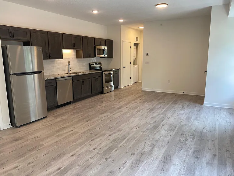 2212 W Stewart Ave #6 — Photo 4