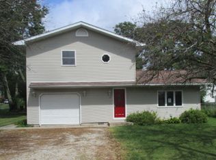 114 E Maple St, Roberts, IL 60962