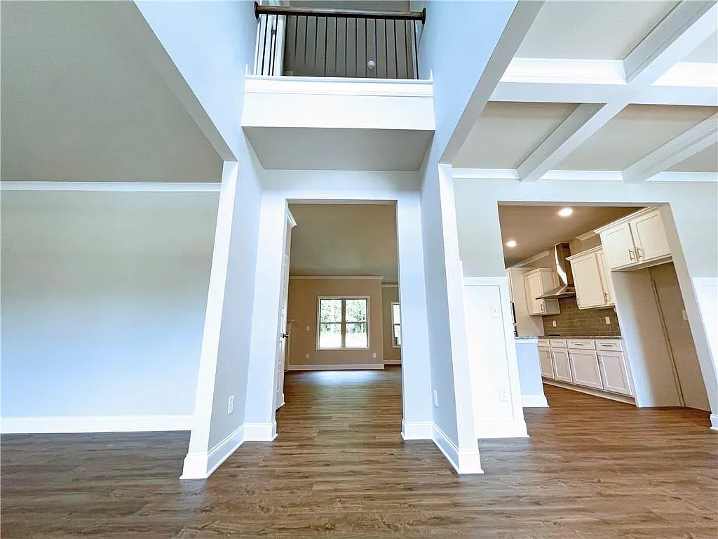 5 bed, 4.0 bath, 3200 sqft, $3,300 — Photo 2