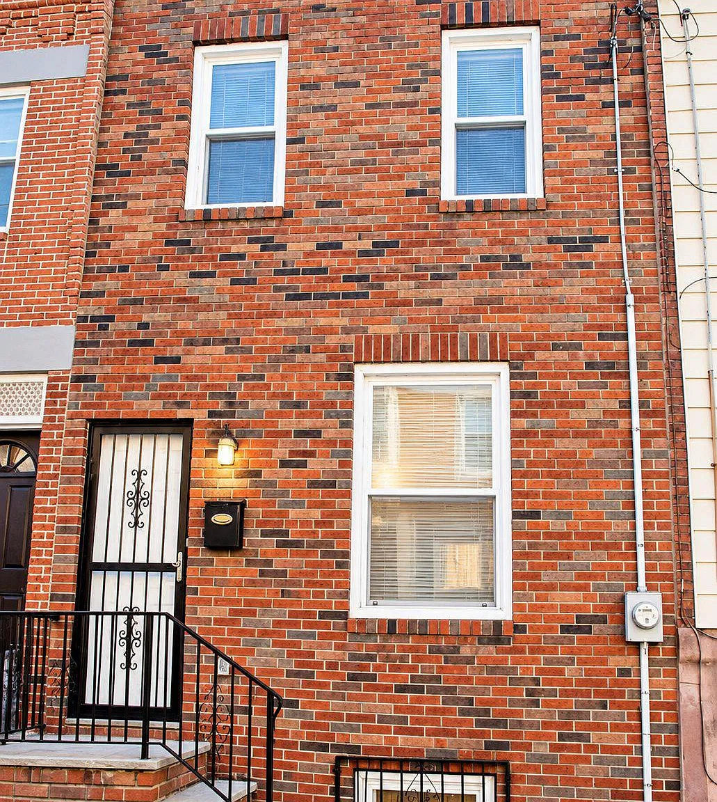 3 bed, 1.0 bath, 1024 sqft, $2,300 — Photo 1