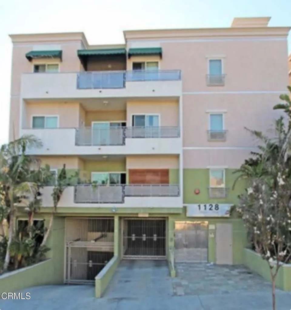 3 bed, 2.0 bath, 1320 sqft, $3,300 — Photo 1