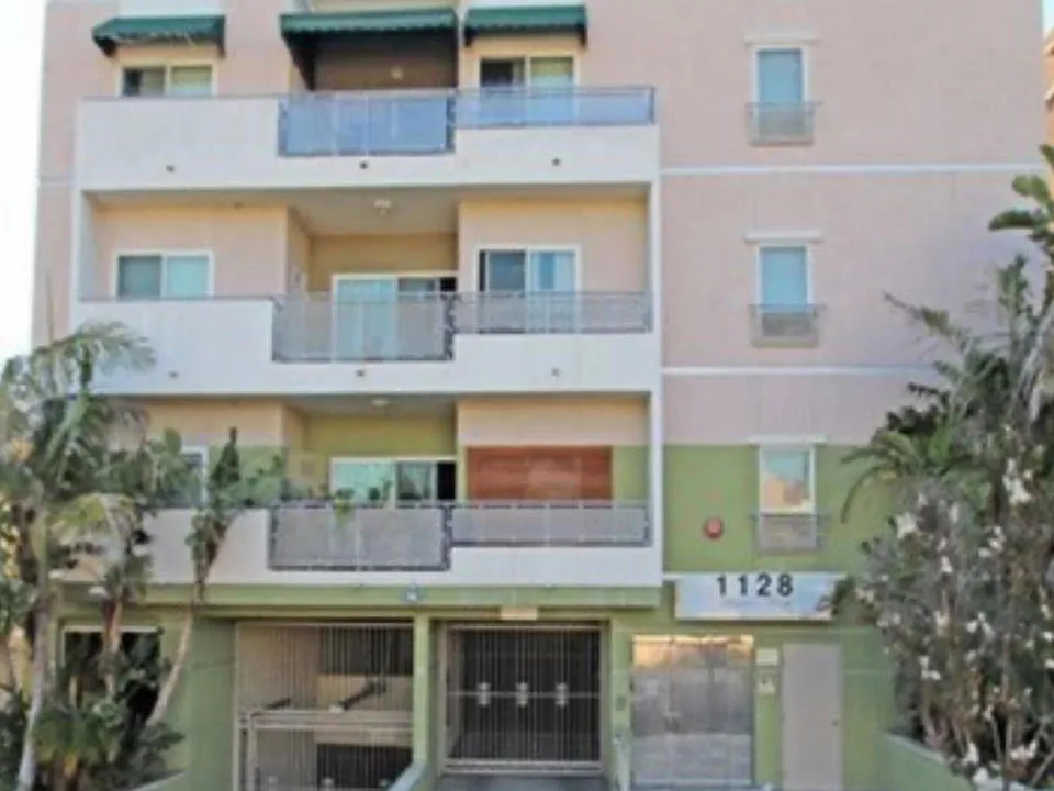 1128 S Serrano Ave #202