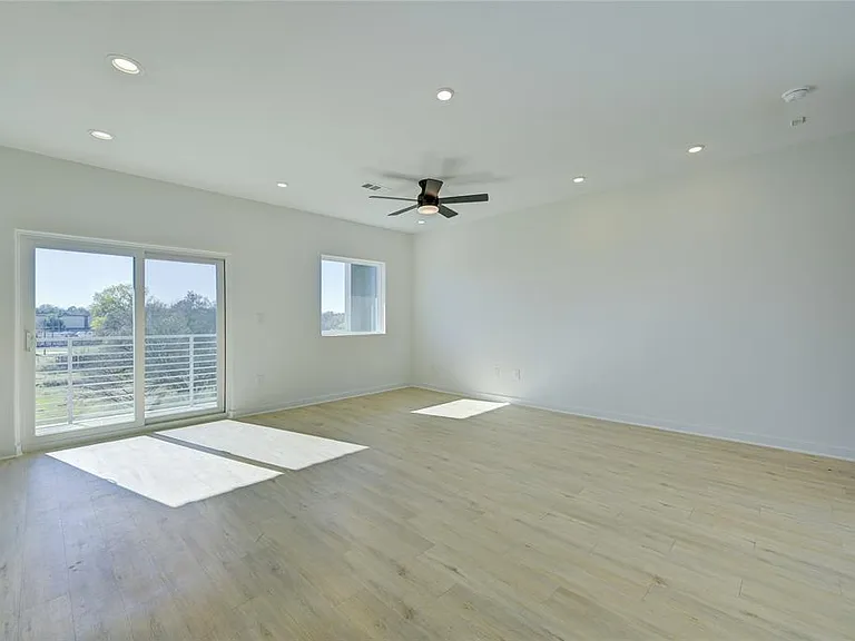 100 W Mockingbird Ln #403 — Photo 7