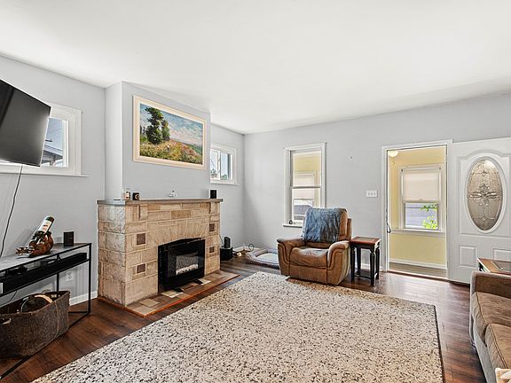 4th image of 342 Valley St