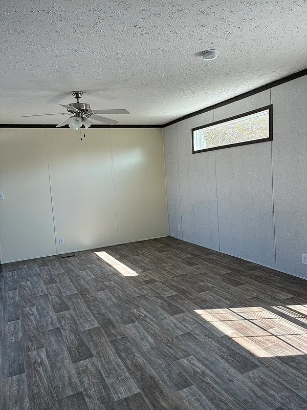3 bed, 2.0 bath, 901 sqft, $950 — Photo 2