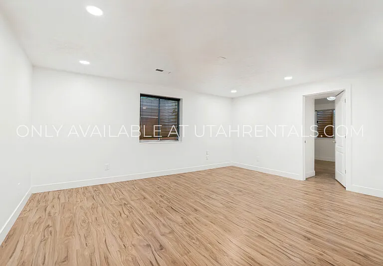 960 N Eastview Dr — Photo 23