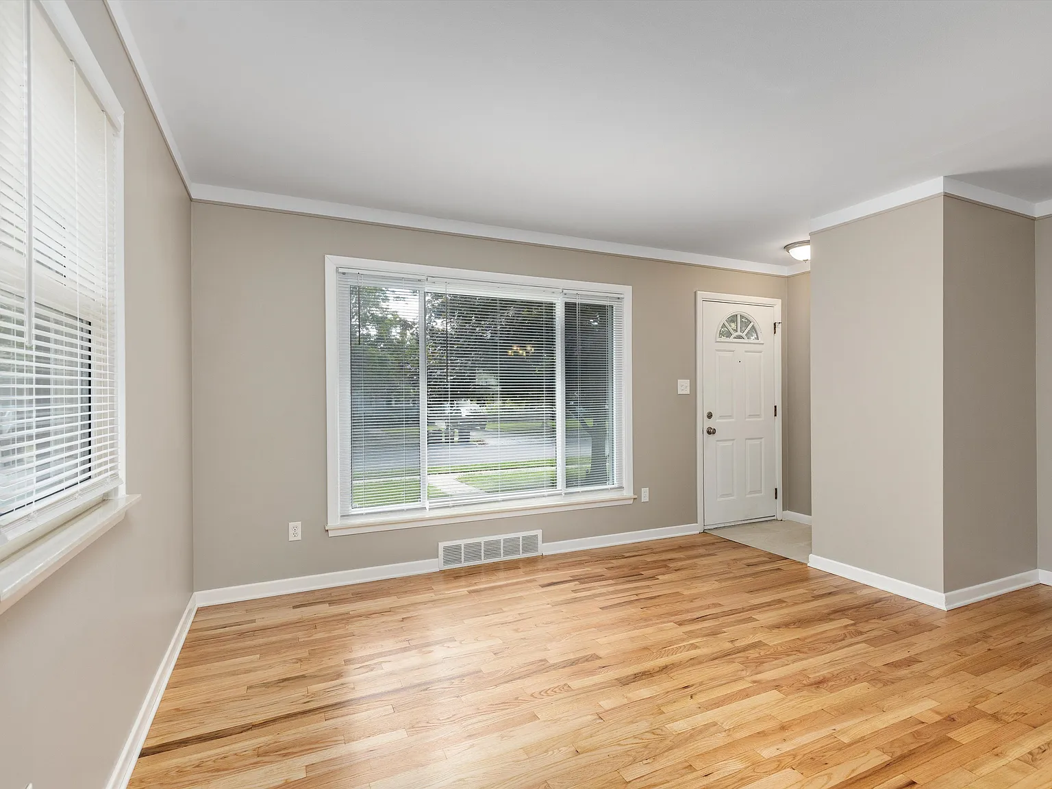 3 bed, 1100 sqft, $2,395 — Photo 2