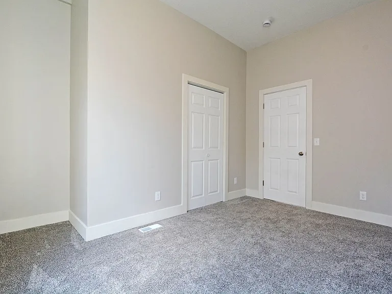 294 Winifred St E — Photo 5