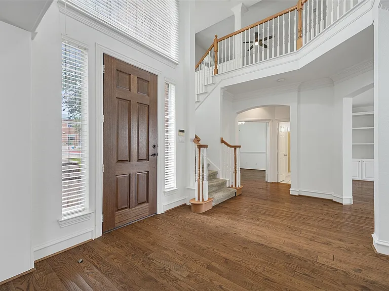 4758 Ridgeland Dr — Photo 2