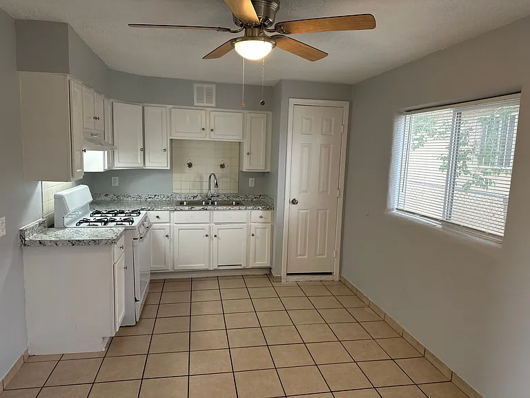 328 Rhode Island St NE — Photo 3