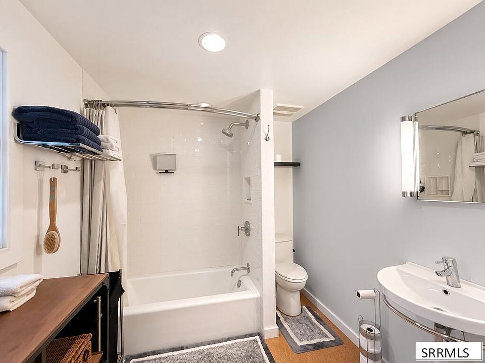 22nd image of 706 College St