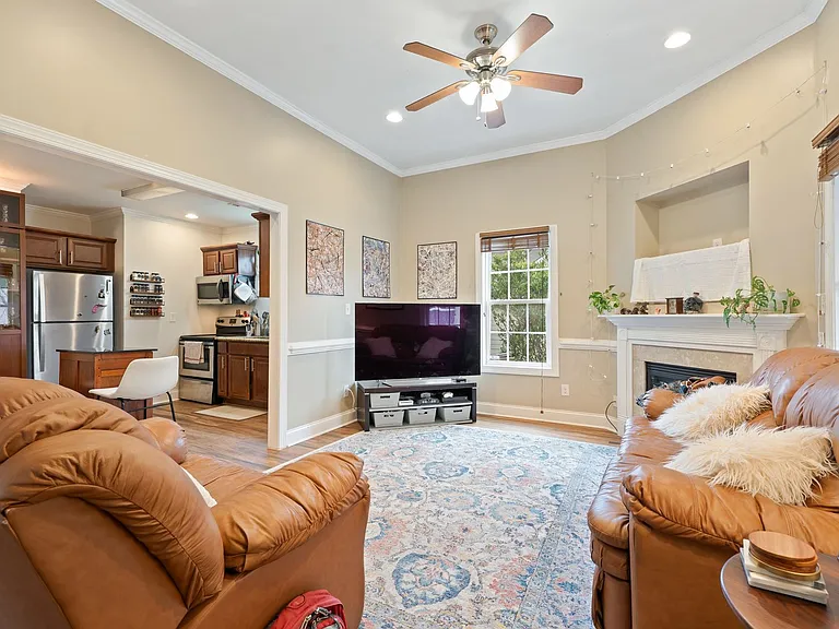 407 E Lenoir St — Photo 3