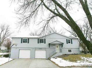 1701 S Shellynn Dr, Sioux Falls, SD 57103