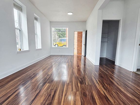 5th image of 142 E Evergreen St