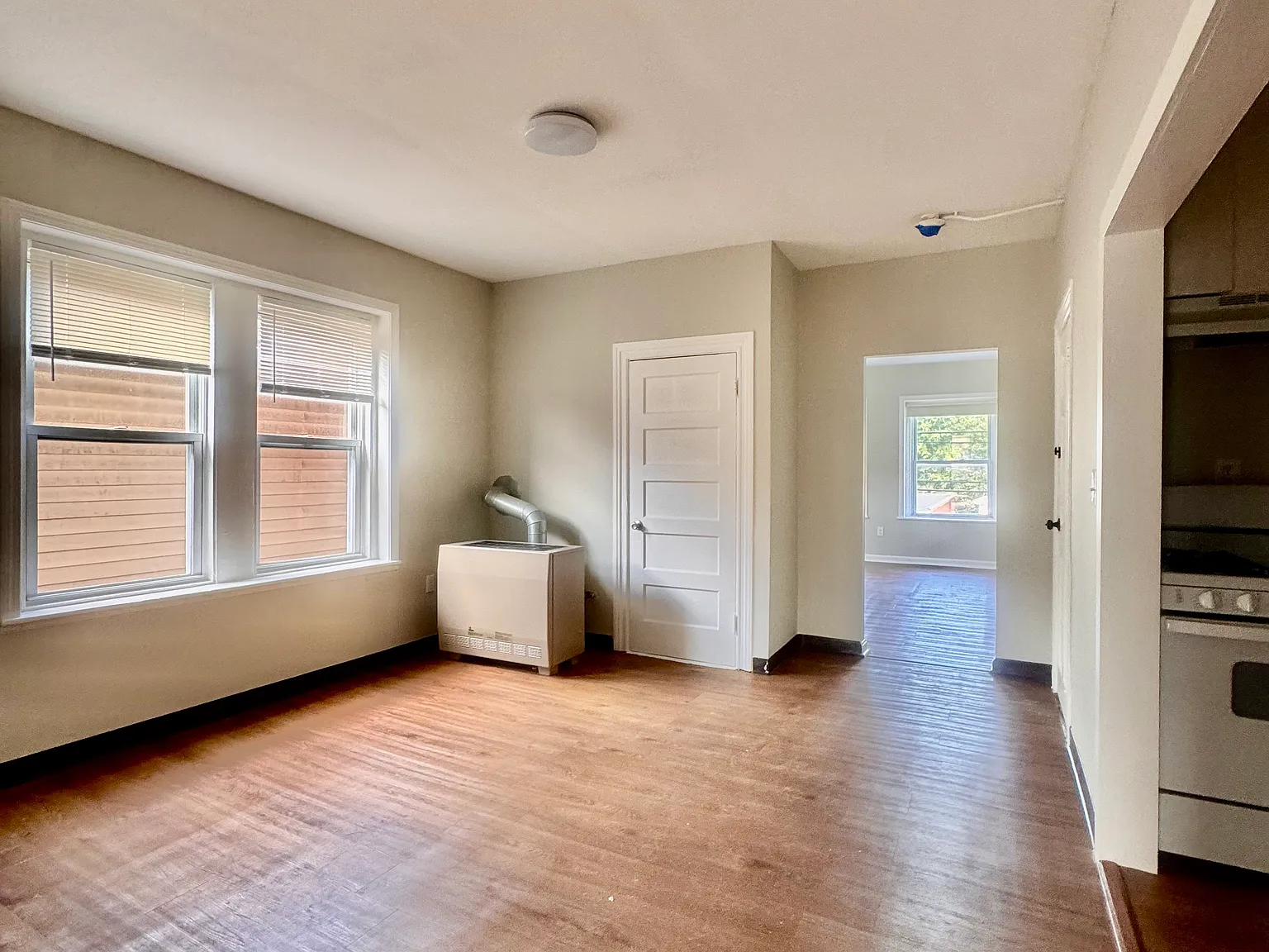 3 bed, 1000 sqft, $1,800 — Photo 3