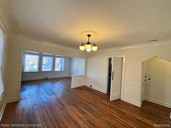 3rd image of 5783 Yorkshire Rd