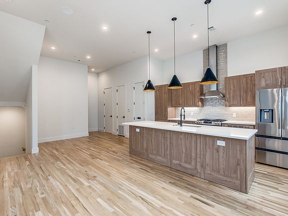 5th image of 5609 Live Oak St #502