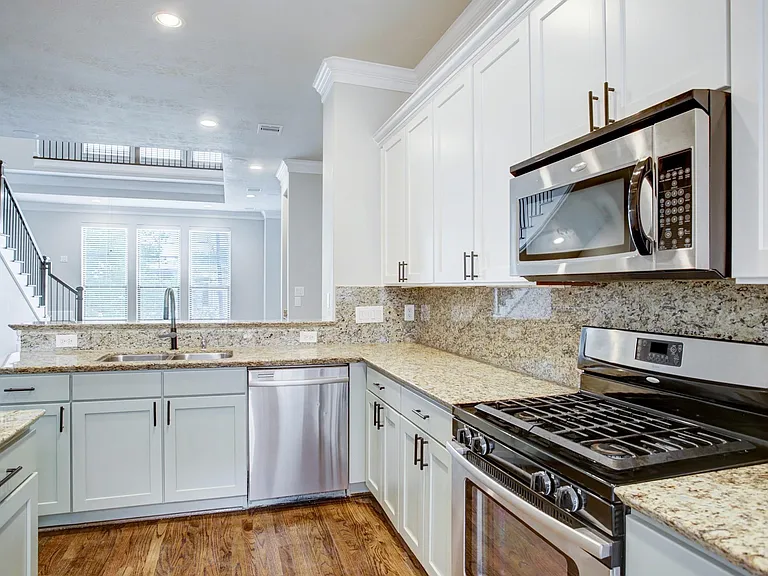 1046 W 23rd St #H — Photo 9