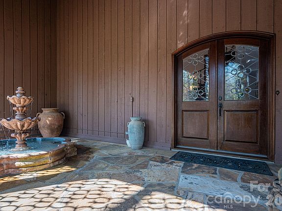 3rd image of 1432 Laurel Ln