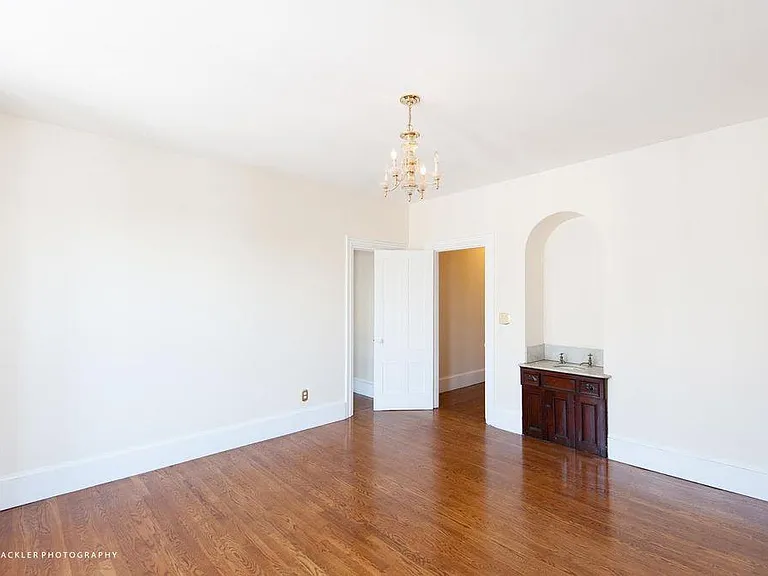 527 E 4th St #1 — Photo 8