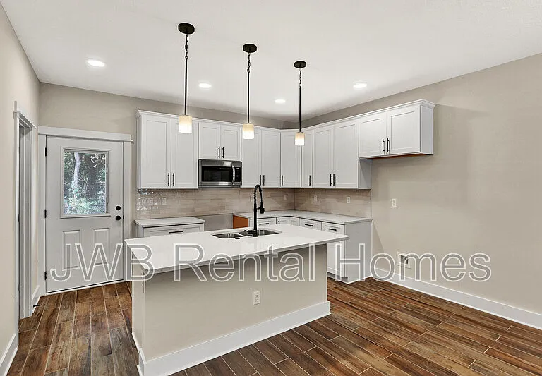 218 E 2nd St — Photo 6