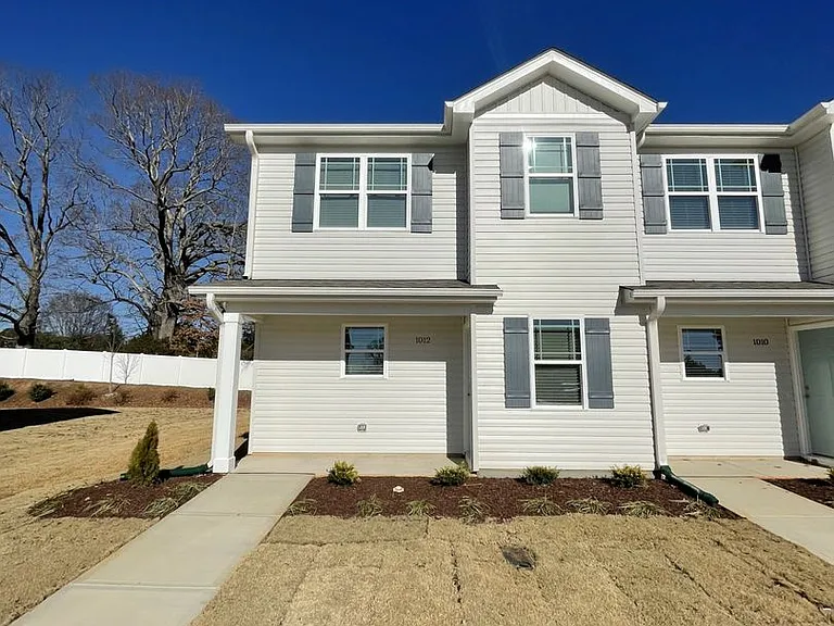 1012 Peony Ln — Photo 1