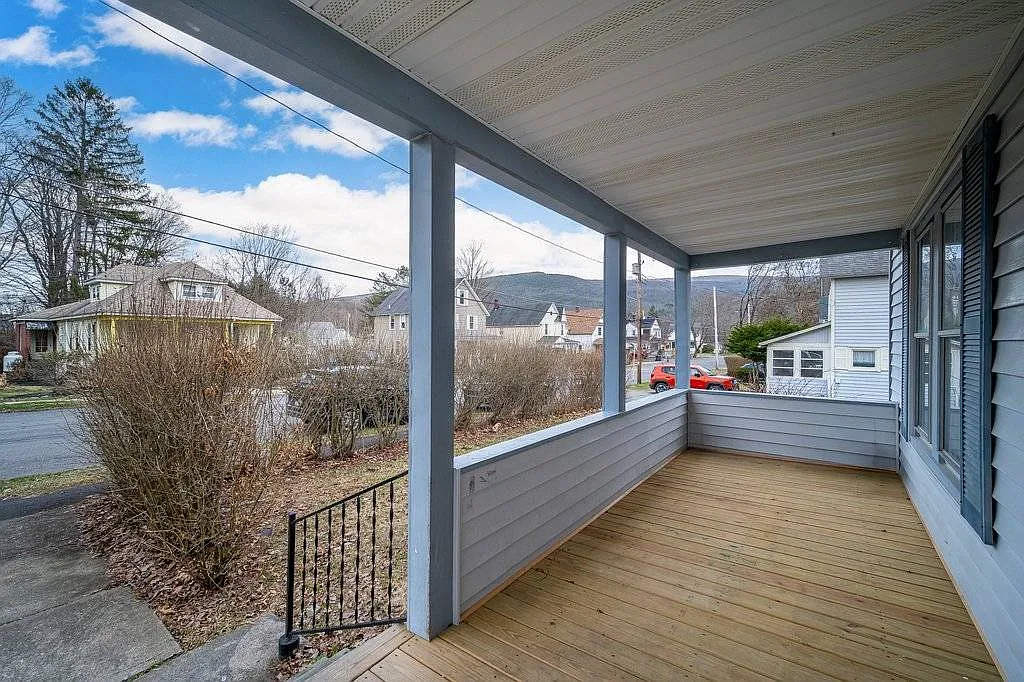 3 bed, 1.5 bath, 1380 sqft, $2,700 — Photo 3