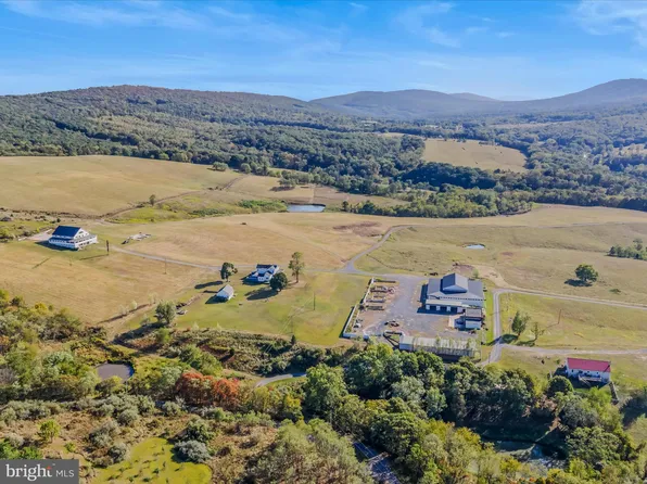 427 Avalanche Trl, Paw Paw, WV 25434