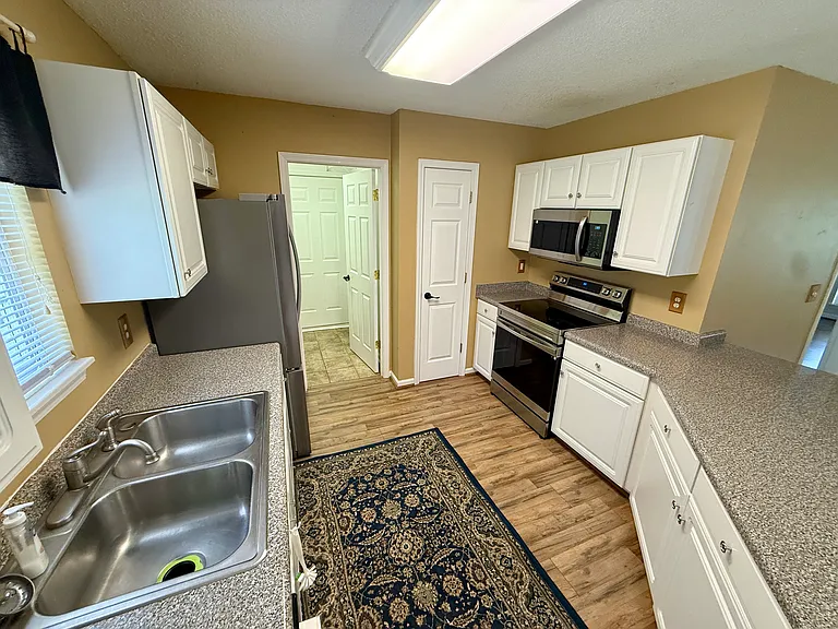 405 Whispering Ln — Photo 9