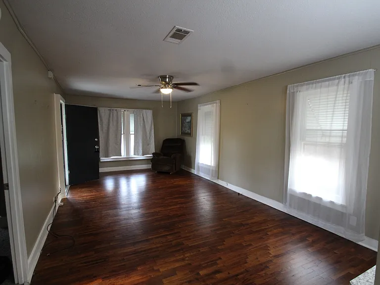 1415 W Crawford St — Photo 6