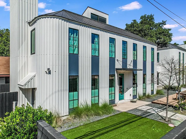 1300 Navasota St — Photo 27