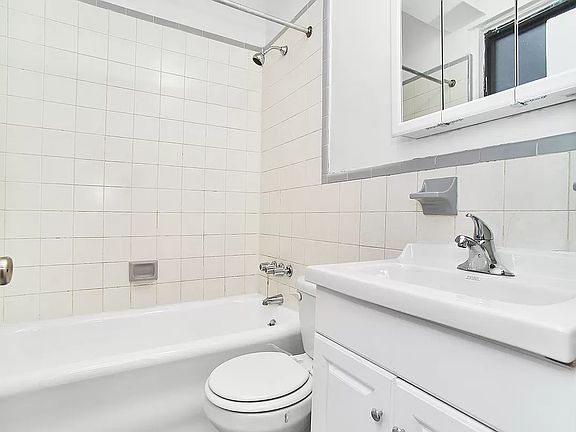3rd image of 135 E 50th St APT 8F