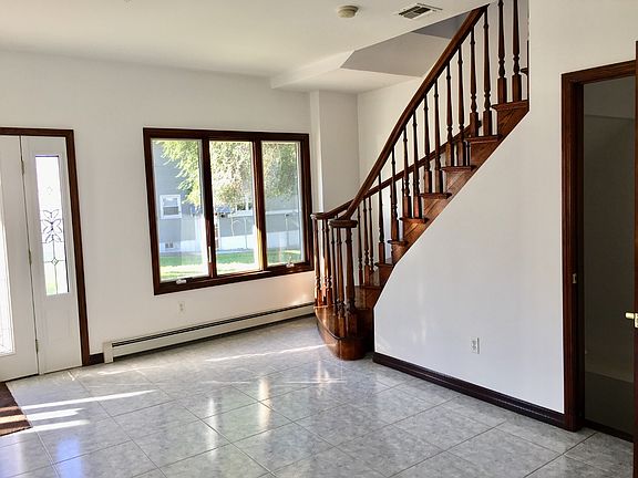 3rd image of 9 Llewellyn Pl