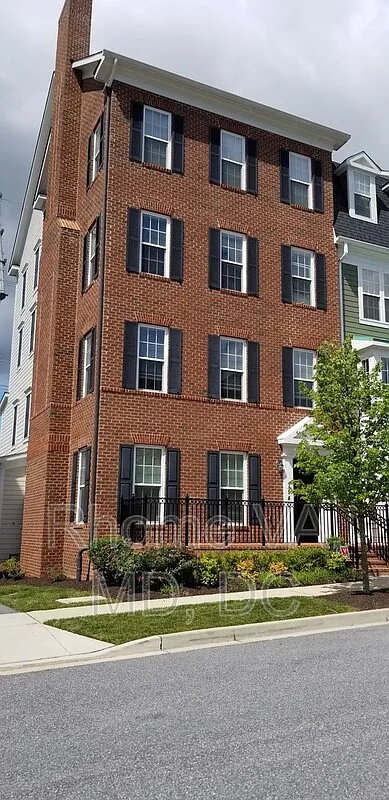 3 bed, 2.5 bath, 2450 sqft, $3,900 — Photo 1