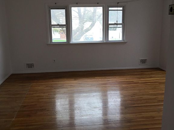 3rd image of 9 Barrington Dr