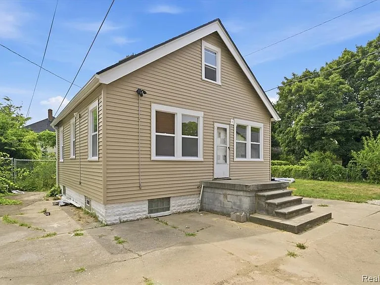 2245 W Grand St — Photo 24