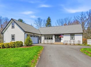 399 Walters Rd, Chagrin Falls, OH